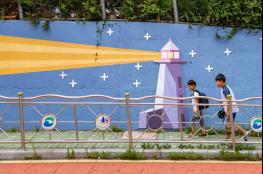 부산 서구 남부민동 주민제안사업으로 노후 옹벽 디자인 개선 호응 기사 이미지