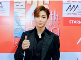 강다니엘, ‘2019 AAA’ 3관왕… 포텐셜상-인기상-베스트 이모티브상 수상 기사 이미지