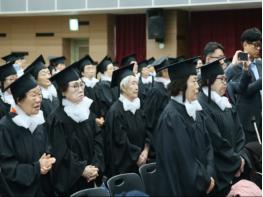 의왕시. 뜻깊은 학업의 결실, 사랑채노인복지관 노인대학 졸업식 기사 이미지