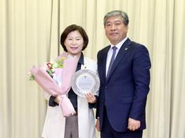 김직란 도의원, 코로나-19 비상대책단 위원으로서 공로패 수여 기사 이미지