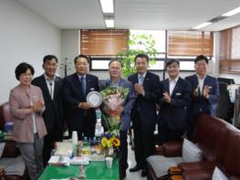 경기도의회 박윤영 농정해양위원장, 이재명 경기도지사로부터 공로패 수상 기사 이미지