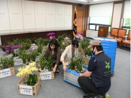 경남도의회 의장단 당선 축하 화분 아름다운가게 기부 기사 이미지