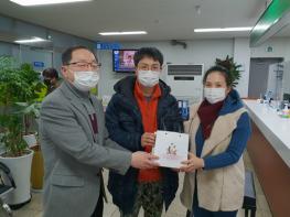 수원시우만2동 “출산을 축하합니다!”  출산축하 선물꾸러미 증정  기사 이미지