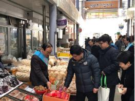 보은군 공무원 전통시장 활성화에 앞장서  기사 이미지