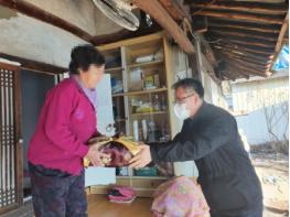 영동군, 학산면 맞춤형복지팀 사랑의 한과세트로 푸근한 정 전해 기사 이미지