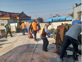 고창군 고수면 의용소방대, 화재로 인한 주택 쓰레기 분리수거 구슬땀    기사 이미지