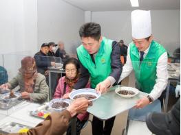 중구새마을회-중구노인복지관‘사랑의 짜장면 나누기 행사’  기사 이미지