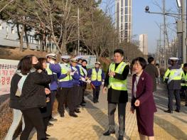 인천 중구청, 영종초 등굣길 교통안전 캠페인 실시 기사 이미지