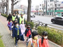 조용익 부천시장, 초등학교 등굣길 안전지킴이로 나서 기사 이미지