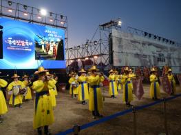 논산시, 청명한 가을하늘과 함께 개막한 강경젓갈축제 1일차 기사 이미지