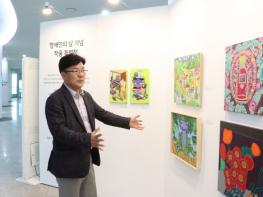 “예술에 경계는 없다” 최만식 경기도의원, 장애예술인 특별전 방문 기사 이미지