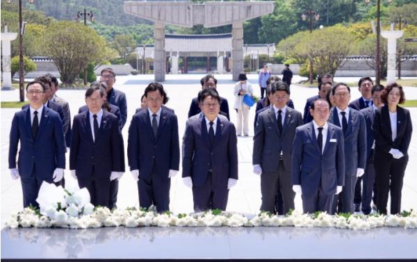 양창근·문재학·안종필… 오월소년들 묘역서 ‘민주세상 꿈’ 되새겨 강기정 광주광역시장 “그 소년들 뜻, 투표 힘으로 잇자” 기사 이미지