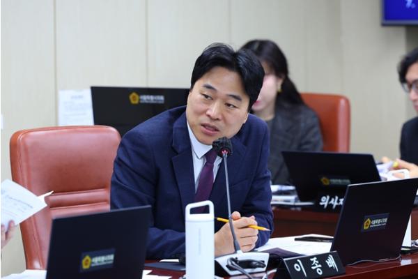 서울특별시의회 이종배 시의원, “수업시간 학생 휴대폰 사용, 학교 10곳 중 6곳 ‘별도 수거 없이 금지 공지’에 그쳐” 기사 이미지