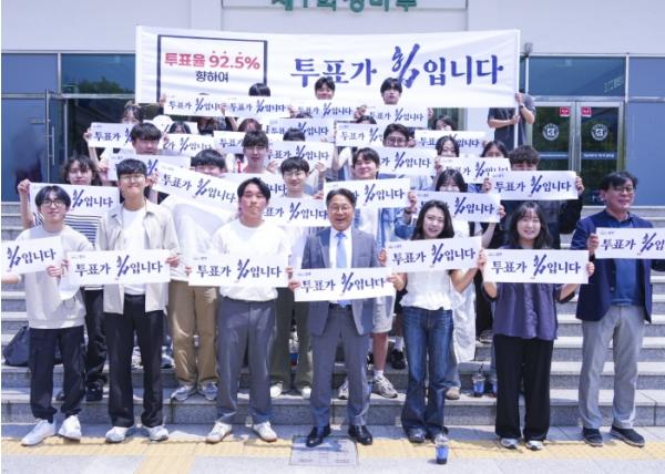 광주광역시 투표참여 캠페인 “투표가 힘입니다”- ⑬ 사전투표 강기정 시장, 사전투표 첫날 대학생들과 소중한 한표 기사 이미지