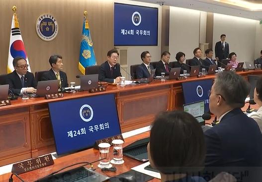 이재명 대통령, 첫 국무회의 주재…'국민을 중심에 두고 최선 다하면 돼' 기사 이미지