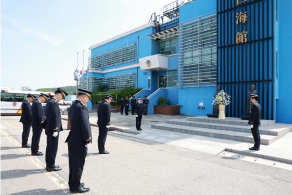 중부지방해양경찰청 서특단, 현충일 맞아 순직 경찰 등 호국영령 추념식 기사 이미지