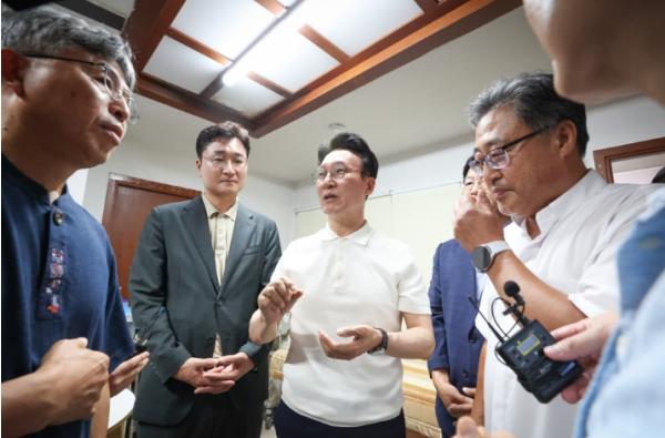 김민석 총리, 여름철 폭염 대비 쪽방촌 주민 찾아 ‘안전한 여름나기’ 보호 당부 기사 이미지