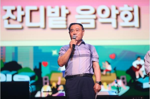 수원특례시의회, 잔디밭음악회‘밤을 잊은 그대에게’공연 참석 기사 이미지