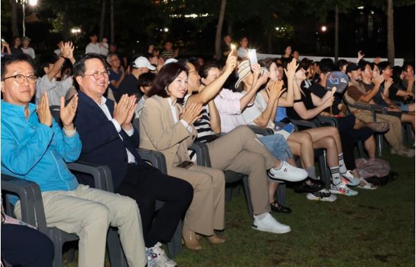 대전시, 수변공원에서 펼쳐진 감성 무대 ‘제3회 뮤직토크쇼’성황리 개최 기사 이미지