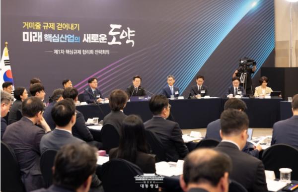기획재정부, 신산업 발목 잡는 거미줄 규제 걷어내기, 대통령이 직접 나섰다 기사 이미지