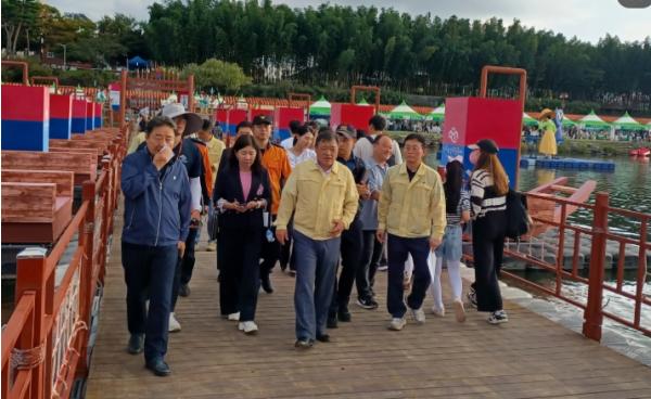박명균 행정부지사, 도내 가을철 최대 다중운집인파 축제인 ‘2025 진주남강유등축제’ 현장점검 나서 기사 이미지