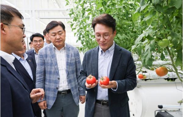 김민석 총리, 전북도 김제 스마트팜 혁신밸리 방문…청년 농업인 창업 현장 점검 기사 이미지