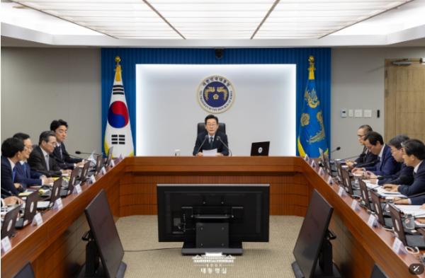 이 대통령, 제13차 수석·보좌관 회의 주재 문화, 국력의 핵심···문화생태계 종합 대책 필요' 기사 이미지