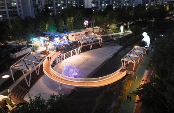 서울시, 수변활력거점 14호 '당현천 당현마루' 개장… 감성담은 문화공간 변신 기사 이미지