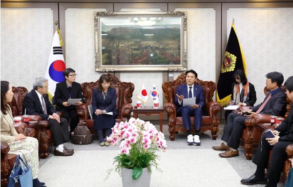 서울시의회 김길영 도시계획균형위원장, 요코하마 시의회 방문단 환영 및 환담나눠 기사 이미지