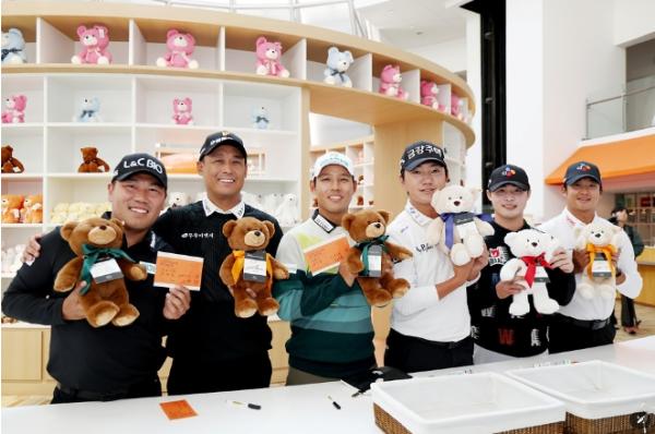 [KPGA 투어챔피언십 in JEJU] 테디베어 뮤지엄에 모인 KPGA 투어 선수들… ‘투챔이’와 함께하는 특별한 포토콜 진행 기사 이미지