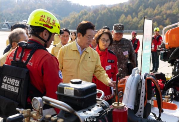 이재명 대통령, 산불진화 관·군 합동훈련 점검 및 동해안 산불지역 시찰 기사 이미지
