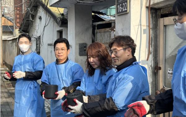 대구시 공무원봉사단, ‘따뜻한 겨울나기 연탄나눔 봉사활동’ 실시 기사 이미지
