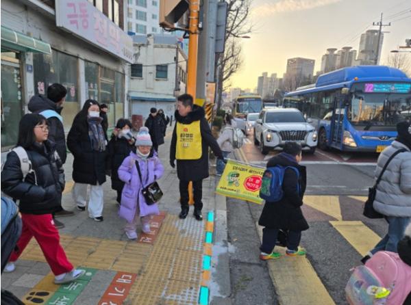 인천 중구, 우리 아이 등굣길 ‘구석구석’ 교통안전점검  기사 이미지