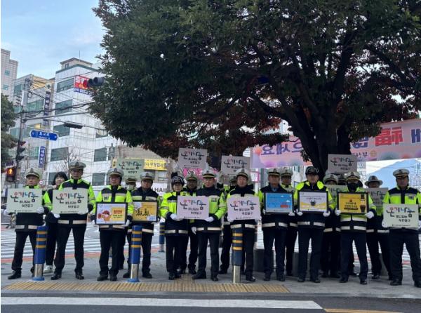 중구자원봉사센터·(사)전국모범운전자연합회 부산지부 중부지회, ‘연말 온기나눔 교통캠페인’ 전개 기사 이미지