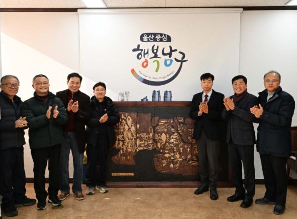 (사)한국서각협회 울산지회, 남구에 세계문화유산 ‘반구천의 암각화’ 서각작품 기탁 기사 이미지