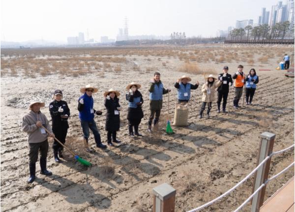 중부해경청, 봄맞이 소래습지생태공원 갯벌 생태계 복원을 위한 염생식물 파종 기사 이미지