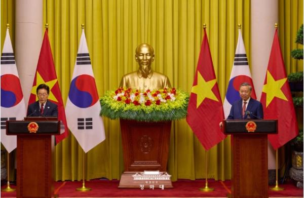 청와대 '베트남 신 지도부와 정치적 신뢰 확보…인프라·에너지 협력 고도화' 기사 이미지