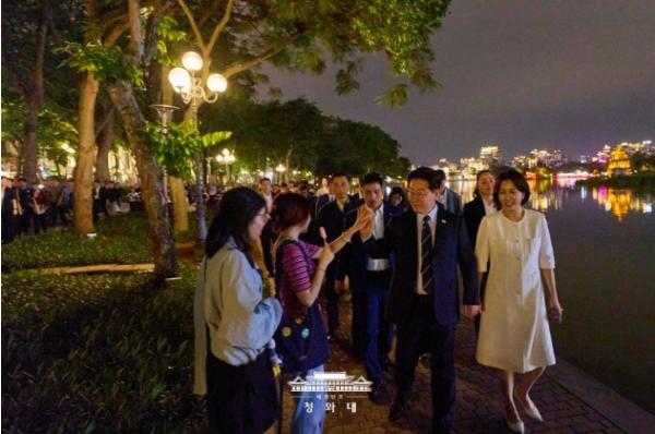 '신짜오'…이 대통령 부부, 하노이서 베트남 국민들과 하이파이브 기사 이미지