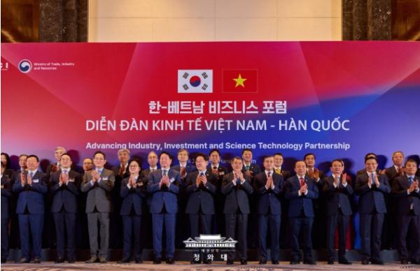 이 대통령 '한-베 '3대 교역국'…미래 첨단산업 씨앗 함께 뿌려야' 기사 이미지