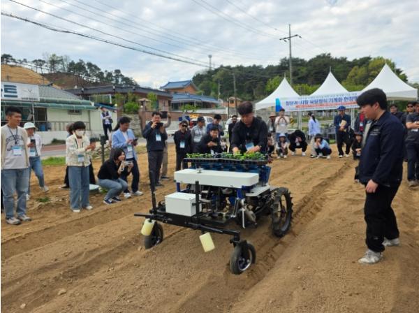 제천시 ‘참당귀·지황 공정육묘 정식 기계화 현장 평가회’ 개최… 약용작물 농사, 이제 육묘부터 정식까지 기계로 척척 기사 이미지