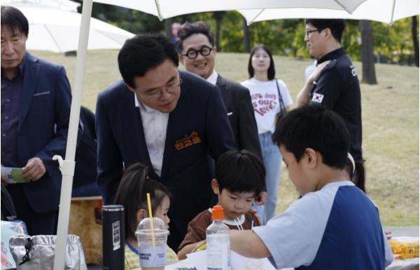 강서 곳곳서 축제 개최... 진교훈 구청장 현장 누비며 소통 행보 기사 이미지